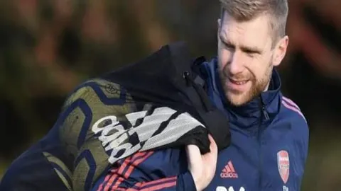 莫拉塔进球感恩粉丝 比赛终场力尽